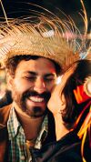 Imagem do web story Vai fazer uma festa junina em casa? Não deixe a arrumação virar um arraial de problemas!